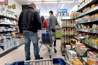 Einkauf bei Lidl (Symbolbild): Ein angeblicher Spartrick bei Blumen wird derzeit im Netz heiß diskutiert.