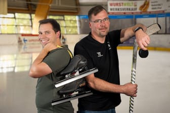 Kai Janke als internationaler Schiedsrichter und StephanRitzmann (v.l.) als Spieltagsverantwortlicher sind beide ehrenamtlich für den ESC Erfurt e.V. sowie für weitere Organisationen im Eissportbereich tätig.