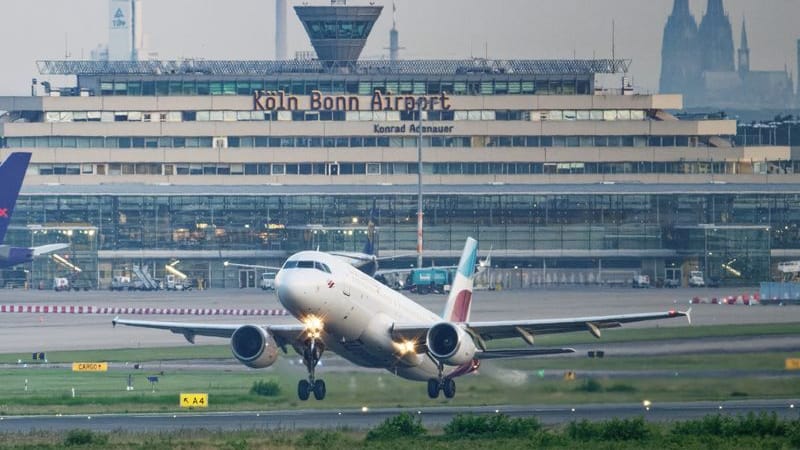 Ein Flugzeug startet vom Flughafen Köln/Bonn (Archiv): Am Samstag findet hier eine Großübung statt.