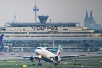 Ein Flugzeug startet vom Flughafen Köln/Bonn (Archiv): Am Samstag findet hier eine Großübung statt.