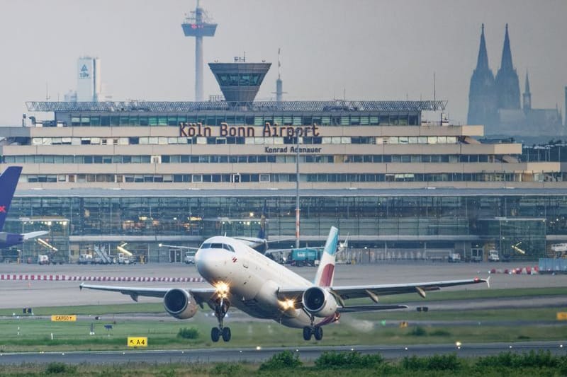 Ein Flugzeug startet vom Flughafen Köln/Bonn (Archiv): Am Samstag findet hier eine Großübung statt.