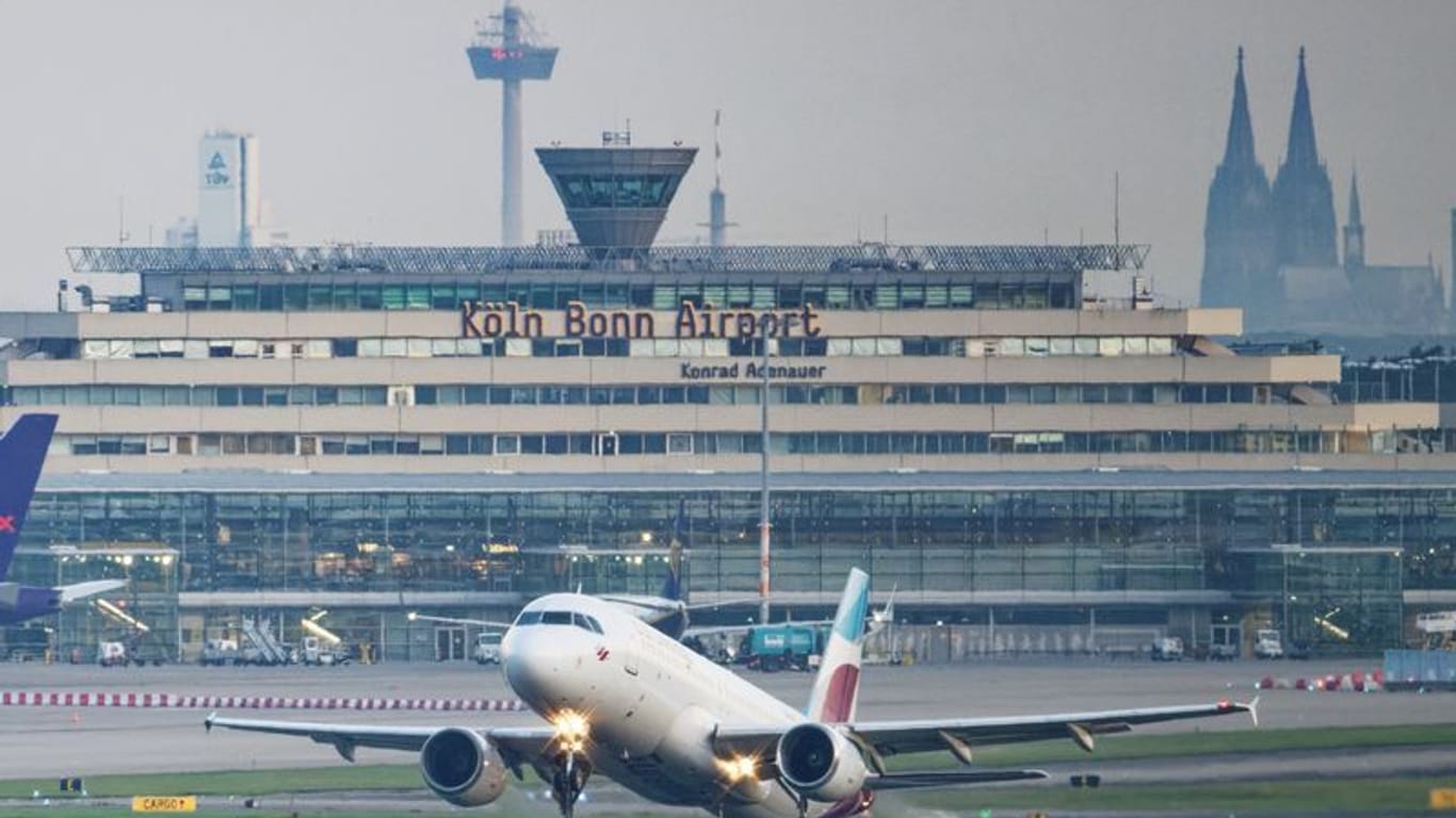 Ein Flugzeug startet vom Flughafen Köln/Bonn (Archiv): Am Samstag findet hier eine Großübung statt.