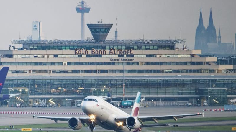 Ein Flugzeug startet vom Flughafen Köln/Bonn (Archiv): Am Samstag findet hier eine Großübung statt.