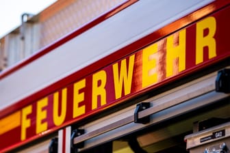 Einsatzfahrzeug der Feuerwehr (Symbolfoto): Im Landkreis Reutlingen kam es in der Nacht zu einem Großbrand.