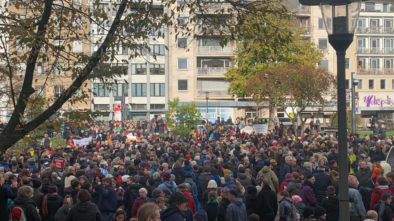 Friedensdemonstration am Ebertplatz: Nach Polizeiangaben haben die Veranstalter 1.000 Teilnehmer angemeldet.