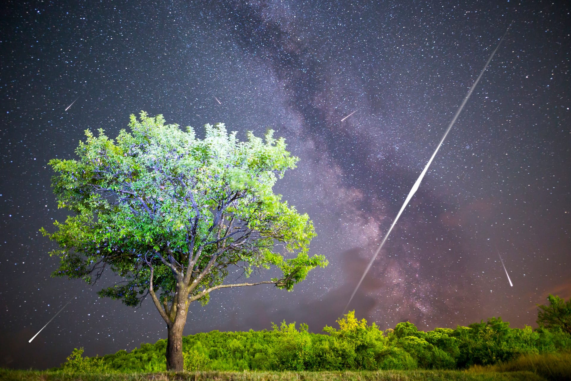 Meteoritenschauer (Symbolbild): Der Brocken, der im Garten von Mahmut Sahin landete, ist viel Geld wert.