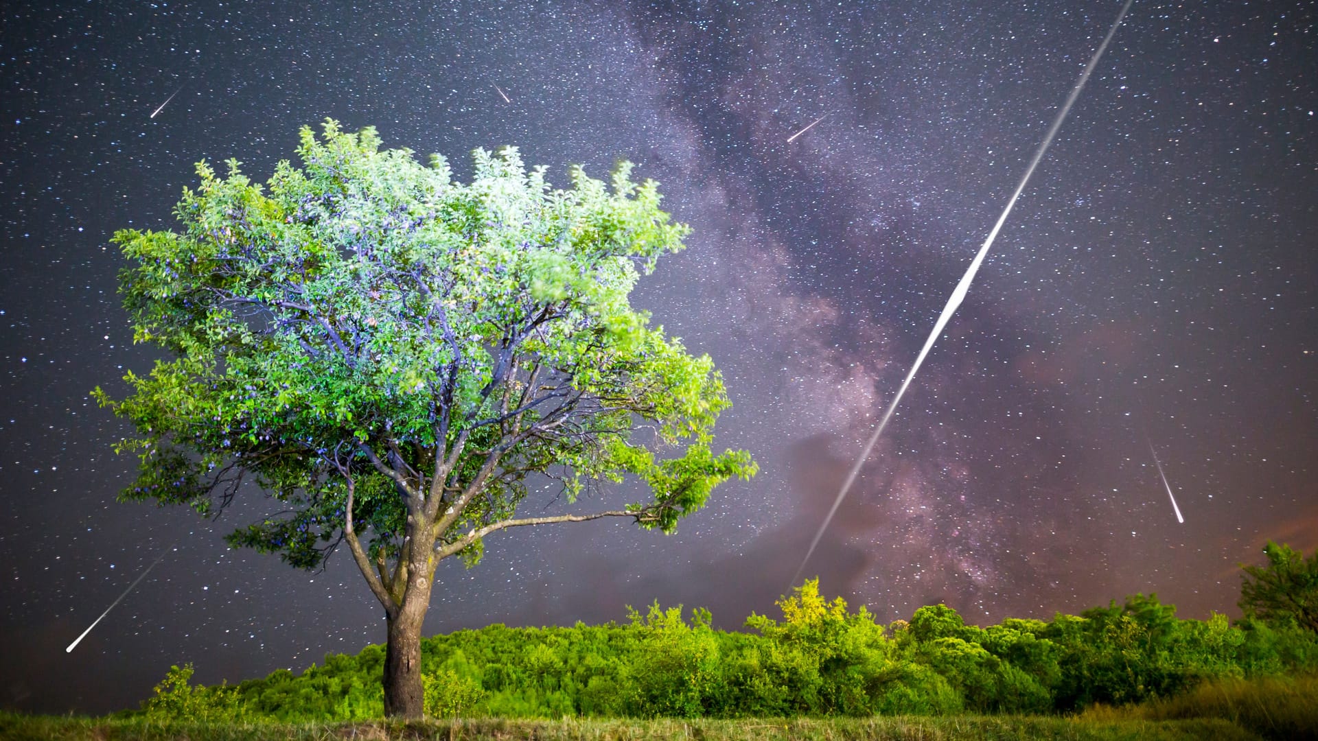 Meteoritenschauer (Symbolbild): Der Brocken, der im Garten von Mahmut Sahin landete, ist viel Geld wert.