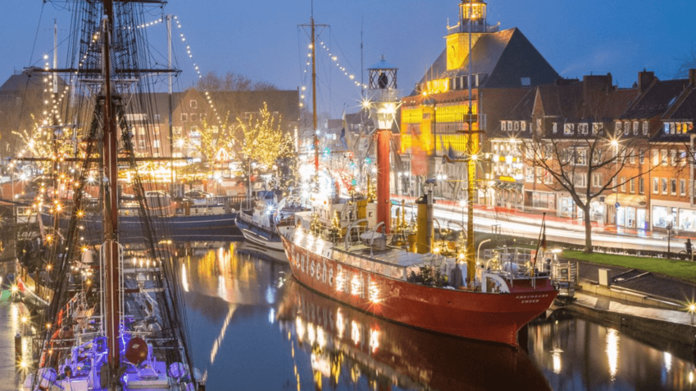 Blick auf den Engelkemarkt in Emden (Archivfoto): Ab 1. Dezember kommt jeden Mittwoch der Weihnachtsmann auf das Areal und hat Geschenke für die Kleinen dabei.