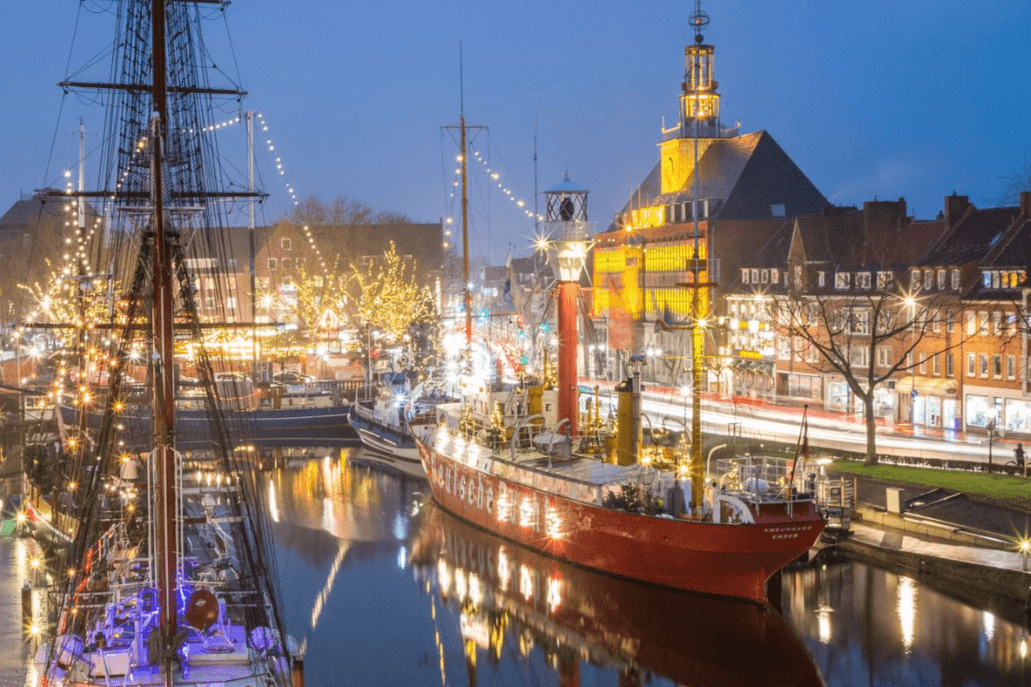 Blick auf den Engelkemarkt in Emden (Archivfoto): Ab 1. Dezember kommt jeden Mittwoch der Weihnachtsmann auf das Areal und hat Geschenke für die Kleinen dabei.