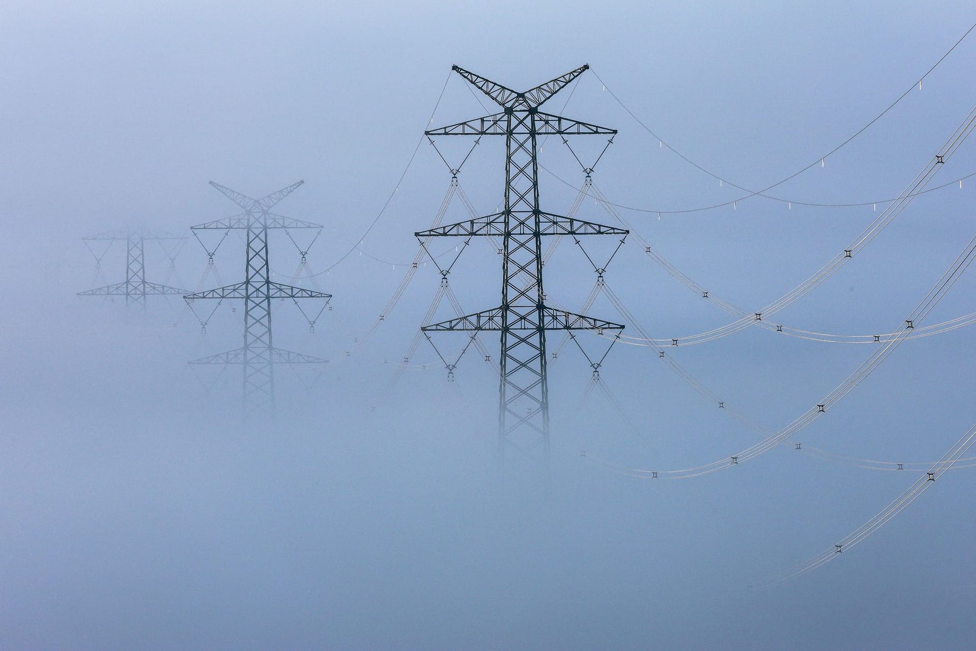 Strommast im Nebel