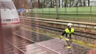 Ein ICE hat in auf seiner Fahrt nach München eine Regionalbahn gestreift: Die Feuerwehr ist mit einem Großaufgebot vor Ort.