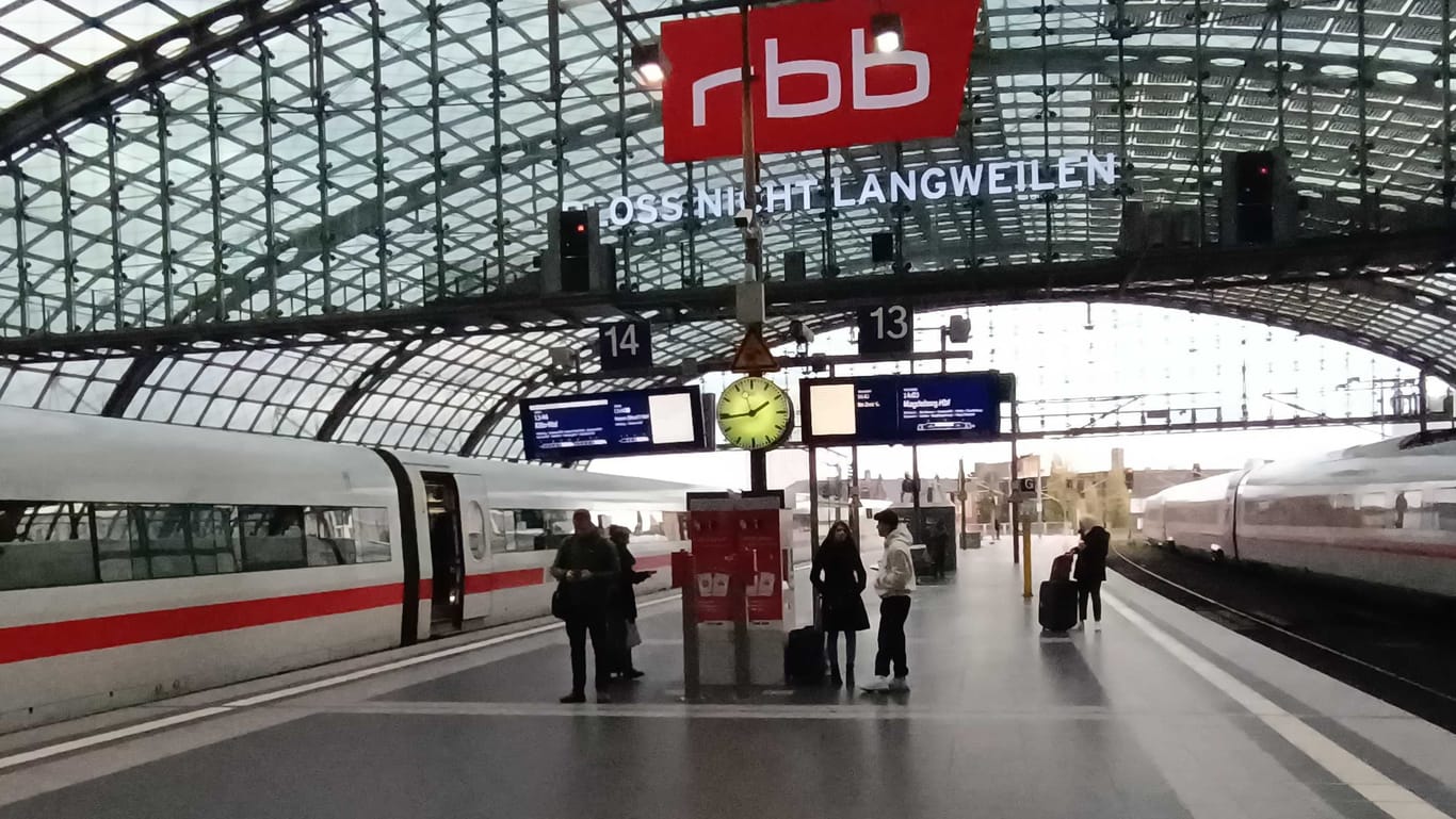 Frech: Der Werbespruch des RBB am Tag des DGB-Streiks am Berliner Hauptbahnhof. Links: Mein Zug in Richtung Hannover.