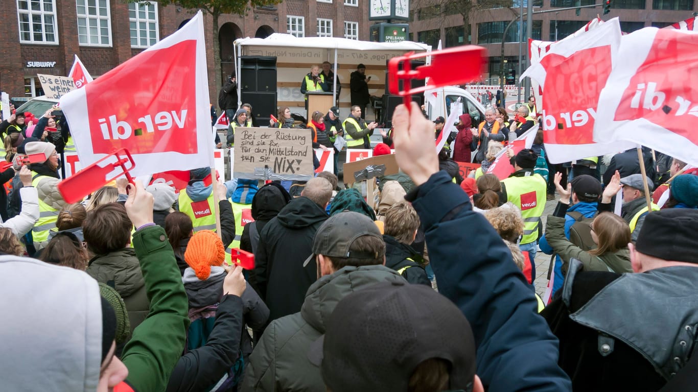 Demonstration von Verdi (Symbolbild): Für Hamburg hat die Gewerkschaft weitere Warnstreiks angekündigt.