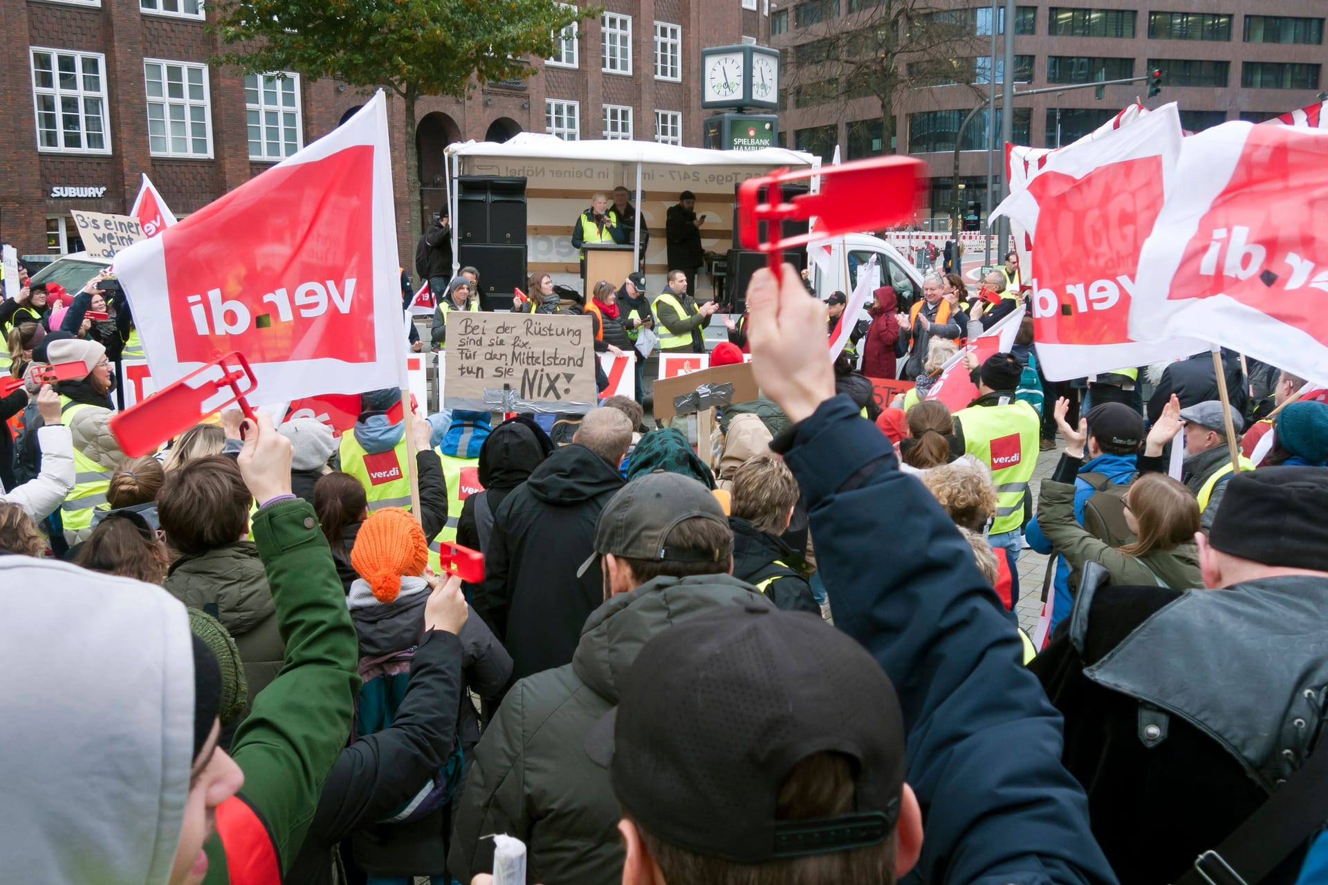 Demonstration von Verdi (Symbolbild): Für Hamburg hat die Gewerkschaft weitere Warnstreiks angekündigt.