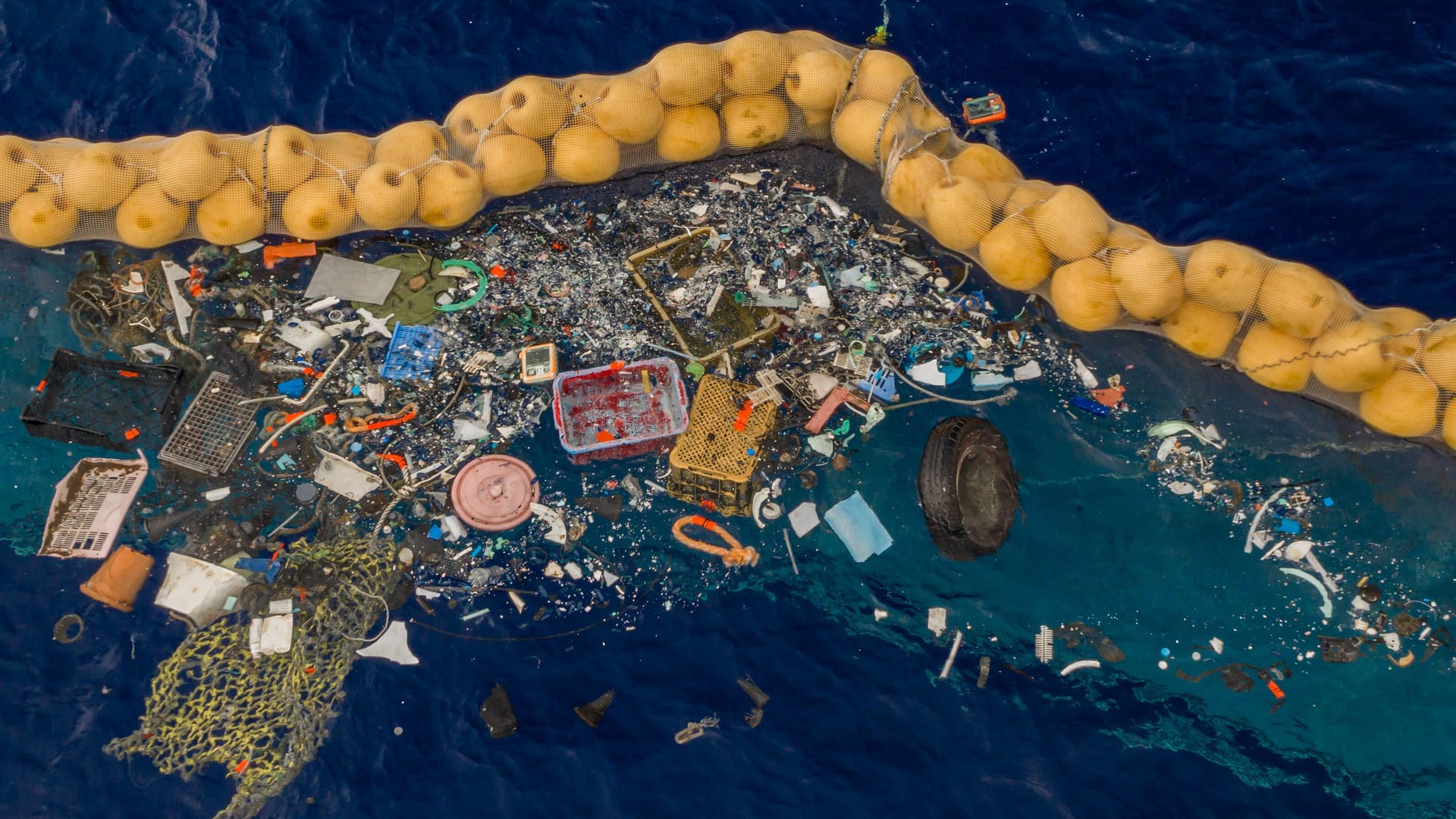 Die Barriere eines Systems von The Ocean Cleanup (Archivbild): Das Projekt hat sich zum Ziel gesetzt 90 Prozent des Plastikmülls auf dem Meer zu sammeln.