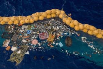 Die Barriere eines Systems von The Ocean Cleanup (Archivbild): Das Projekt hat sich zum Ziel gesetzt 90 Prozent des Plastikmülls auf dem Meer zu sammeln.