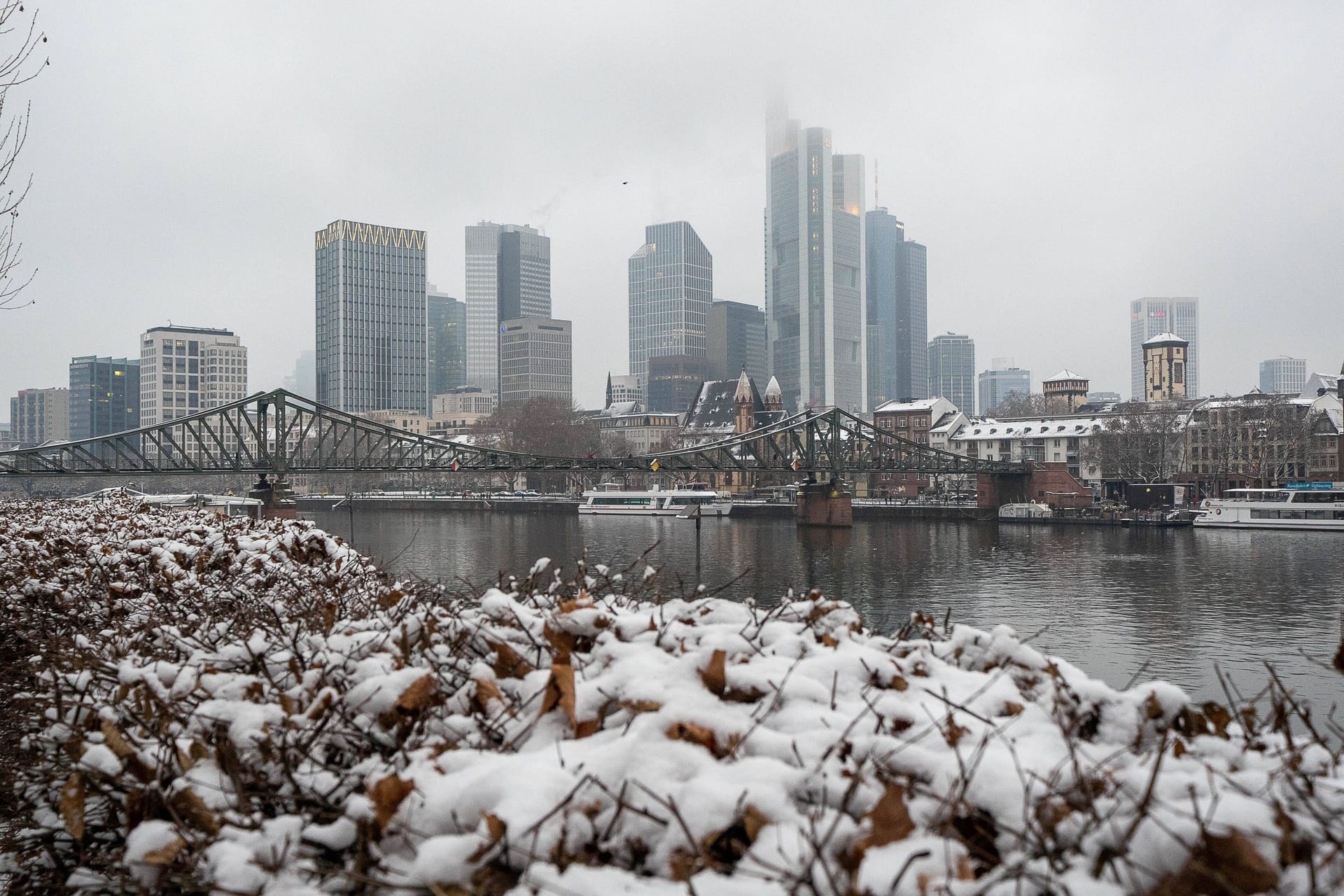 Schnee am Frankfurter Mainufer im Winter 2021 (Symbolfoto): In Hessen soll schon bald der erste Schnee fallen.