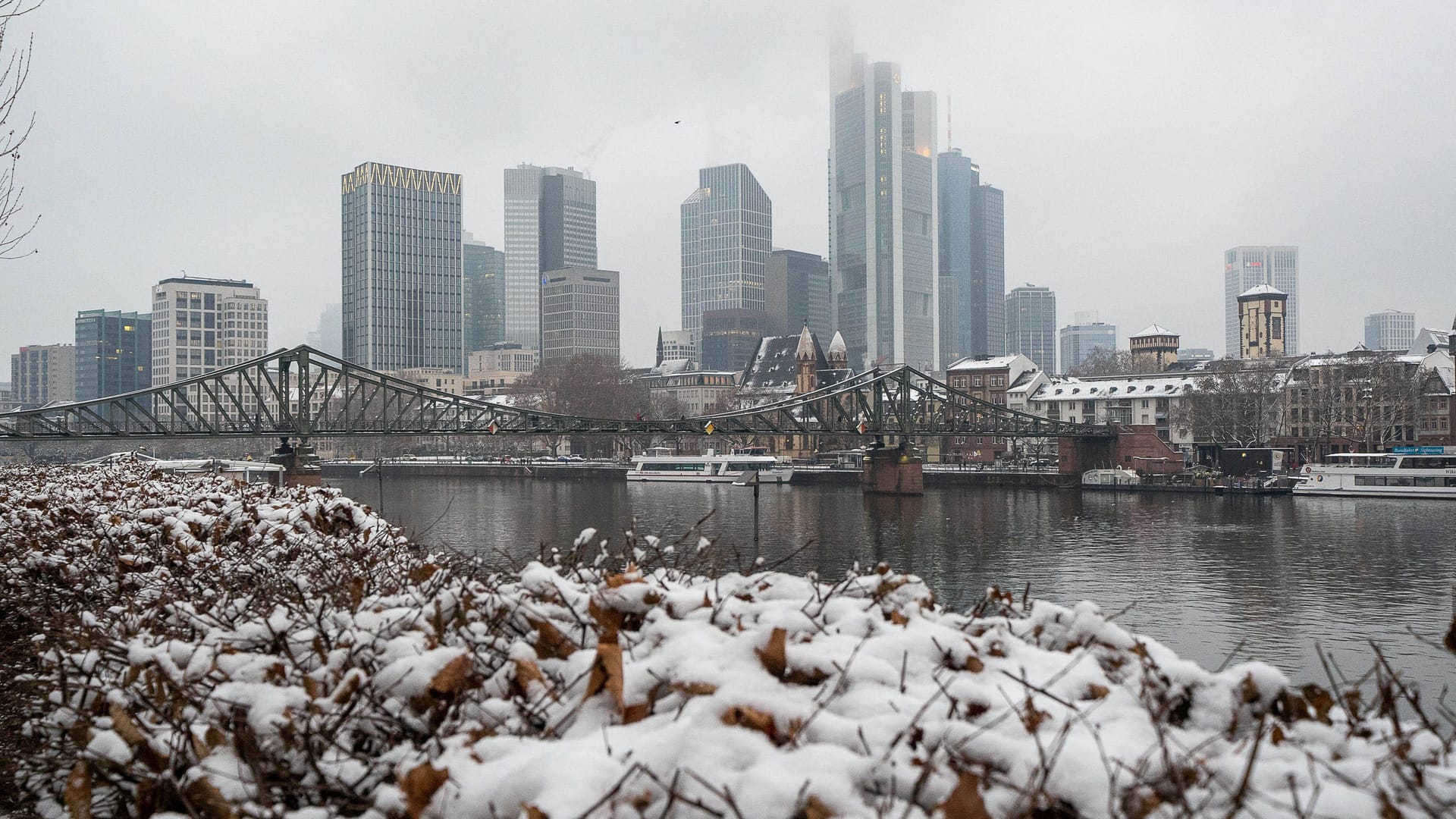 Schnee am Frankfurter Mainufer (Archivbild): Am Mittwoch soll in der Mainmetropole erneut Schnee fallen – zudem droht Eisglätte.