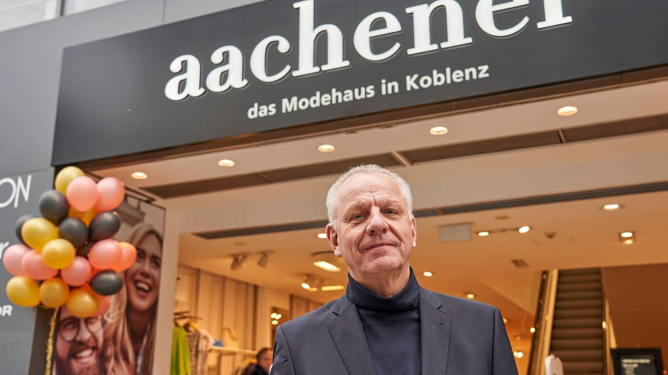 Friedrich-Wilhelm Göbel vor einer seiner Filialen (Archivfoto): Wo ist der abgetauchte Mode-Manager?