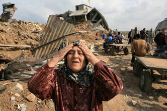 Klagende Palästinenserin vor den Trümmern ihres Hauses nach den israelischen Angriffen auf Gaza