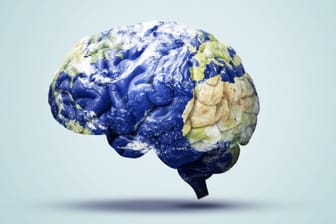 3D-Darstellung eines Gehirns, das die Welt abbildet vor hellblauem Hintergrund