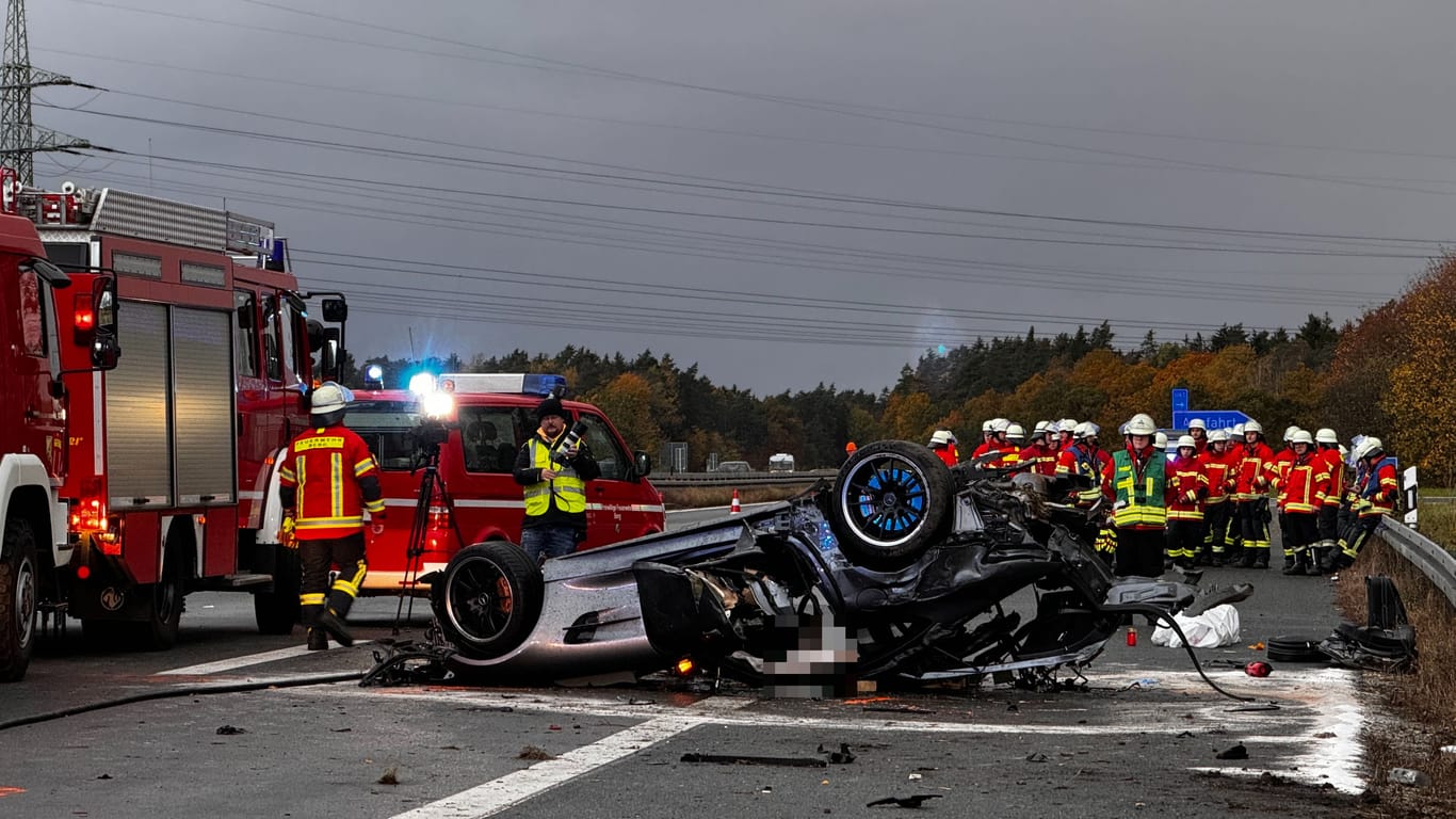 Dieser Sportwagen hat sich auf der A3 überschlagen: Der Fahrer überlebte den Unfall nicht.
