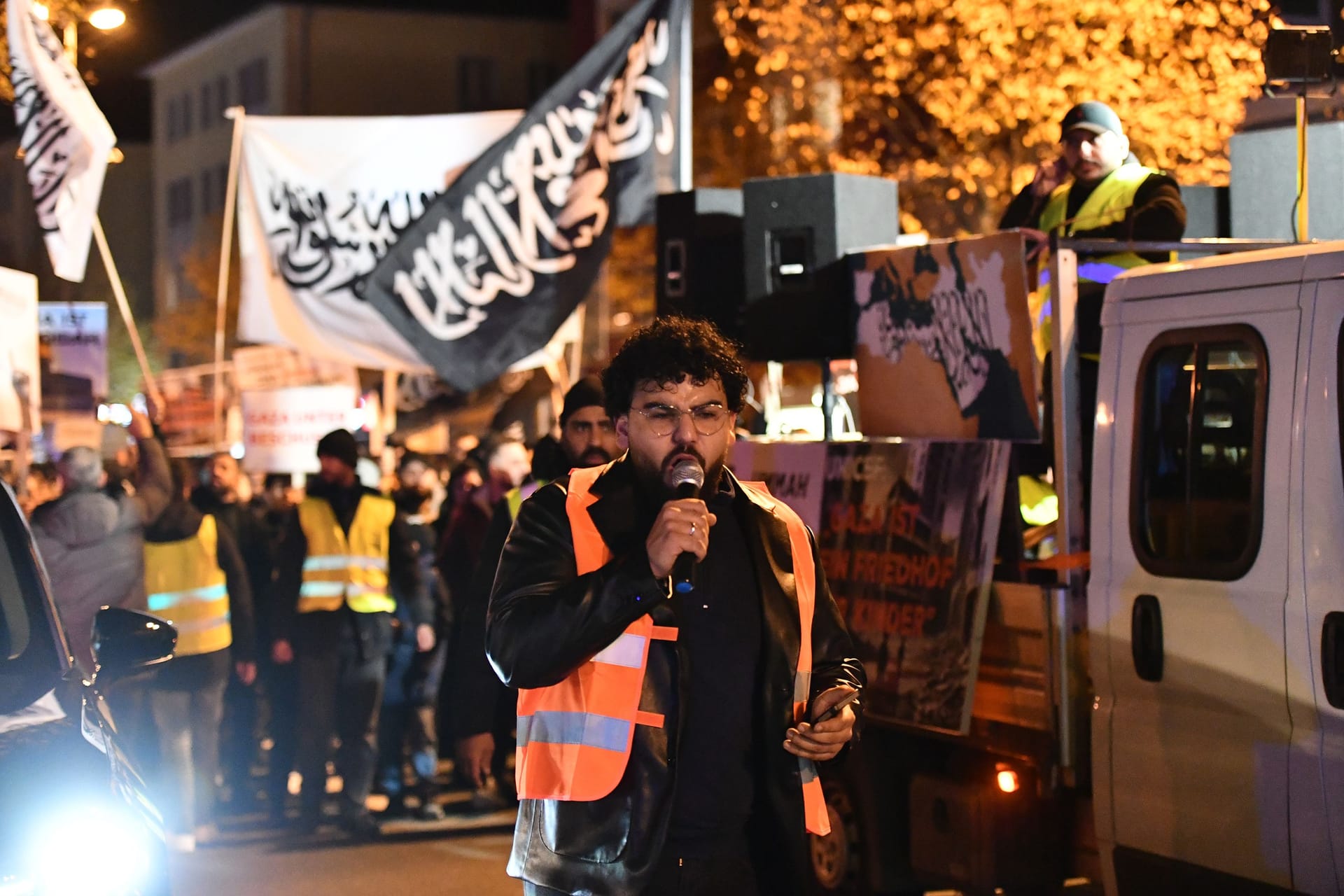 Ein Organisator einer islamistischen Demo in Essen: Wie stark ist der Einfluss der verbotenen Hizb ut-Tahrir auf die Pro-Palästina-Proteste?