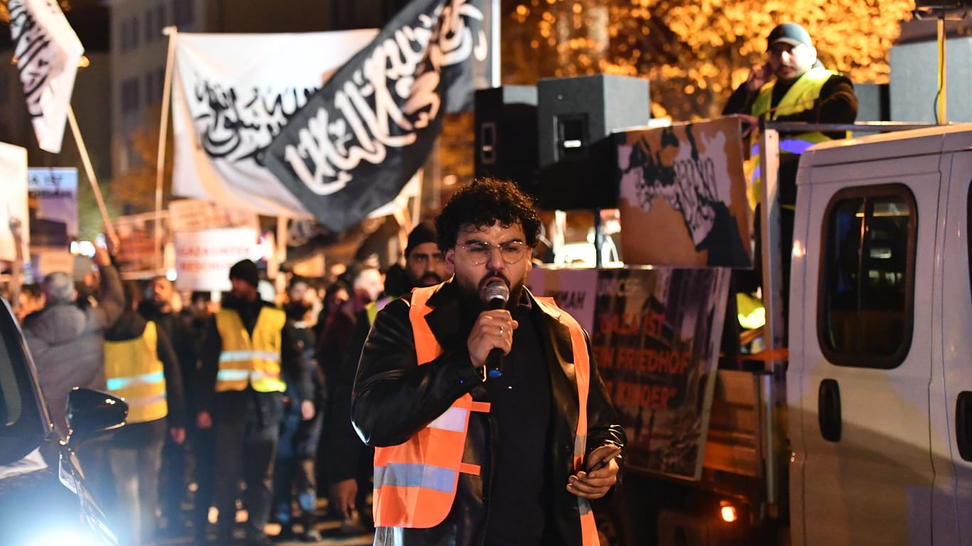 Ein Organisator einer islamistischen Demo in Essen: Wie stark ist der Einfluss der verbotenen Hizb ut-Tahrir auf die Pro-Palästina-Proteste?