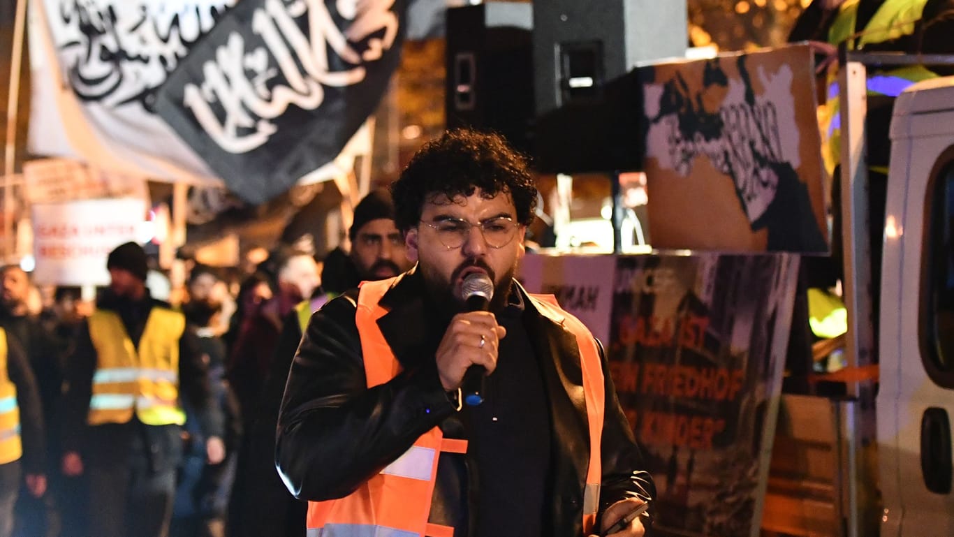 Ein Organisator einer islamistischen Demo in Essen: Wie stark ist der Einfluss der verbotenen Hizb ut-Tahrir auf die Pro-Palästina-Proteste?