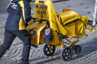 Ein Postbote bei der Arbeit (Symbolbild): Möglicherweise wollte der Gesuchte früher Feierabend machen.