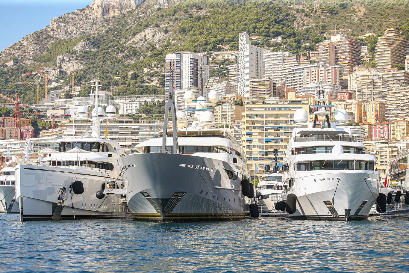 Yachten in Monaco (Archivbild): Journalistin Heike Buchter warnt vor der Konzentration des Reichtums in Händen weniger Milliardäre.