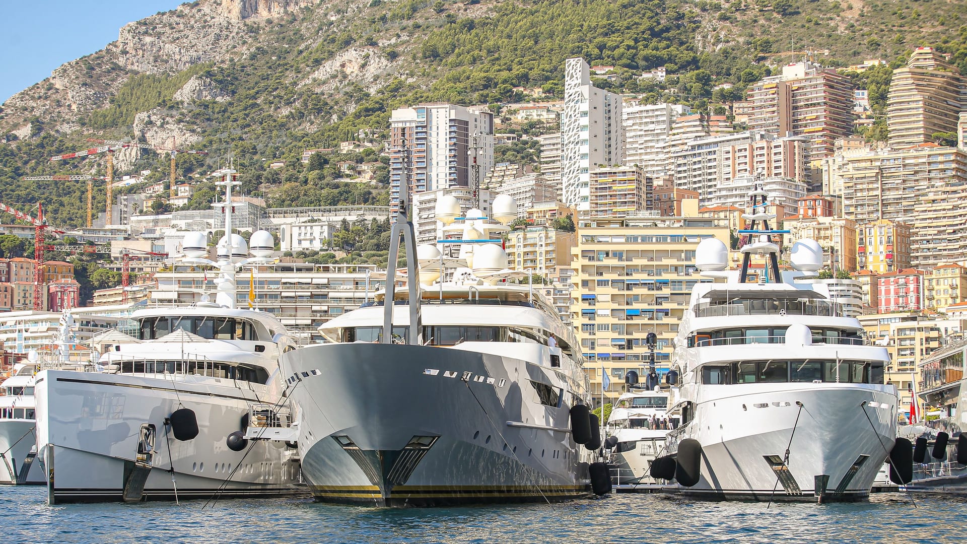 Yachten in Monaco (Archivbild): Journalistin Heike Buchter warnt vor der Konzentration des Reichtums in Händen weniger Milliardäre.