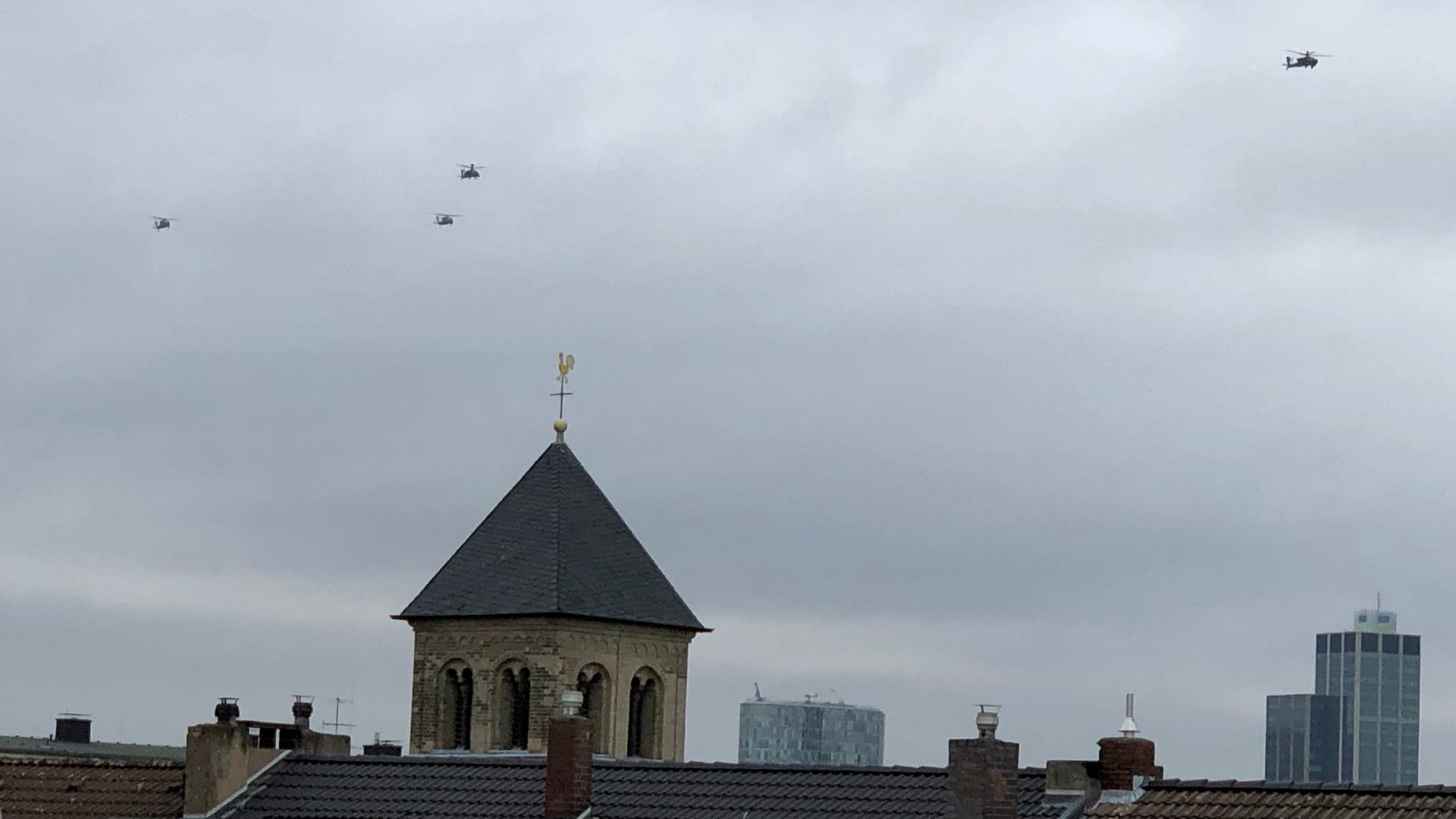 Um kurz vor 13 Uhr flogen die letzten vier Kampfhubschrauber über Düsseldorf, hier über Bilk.