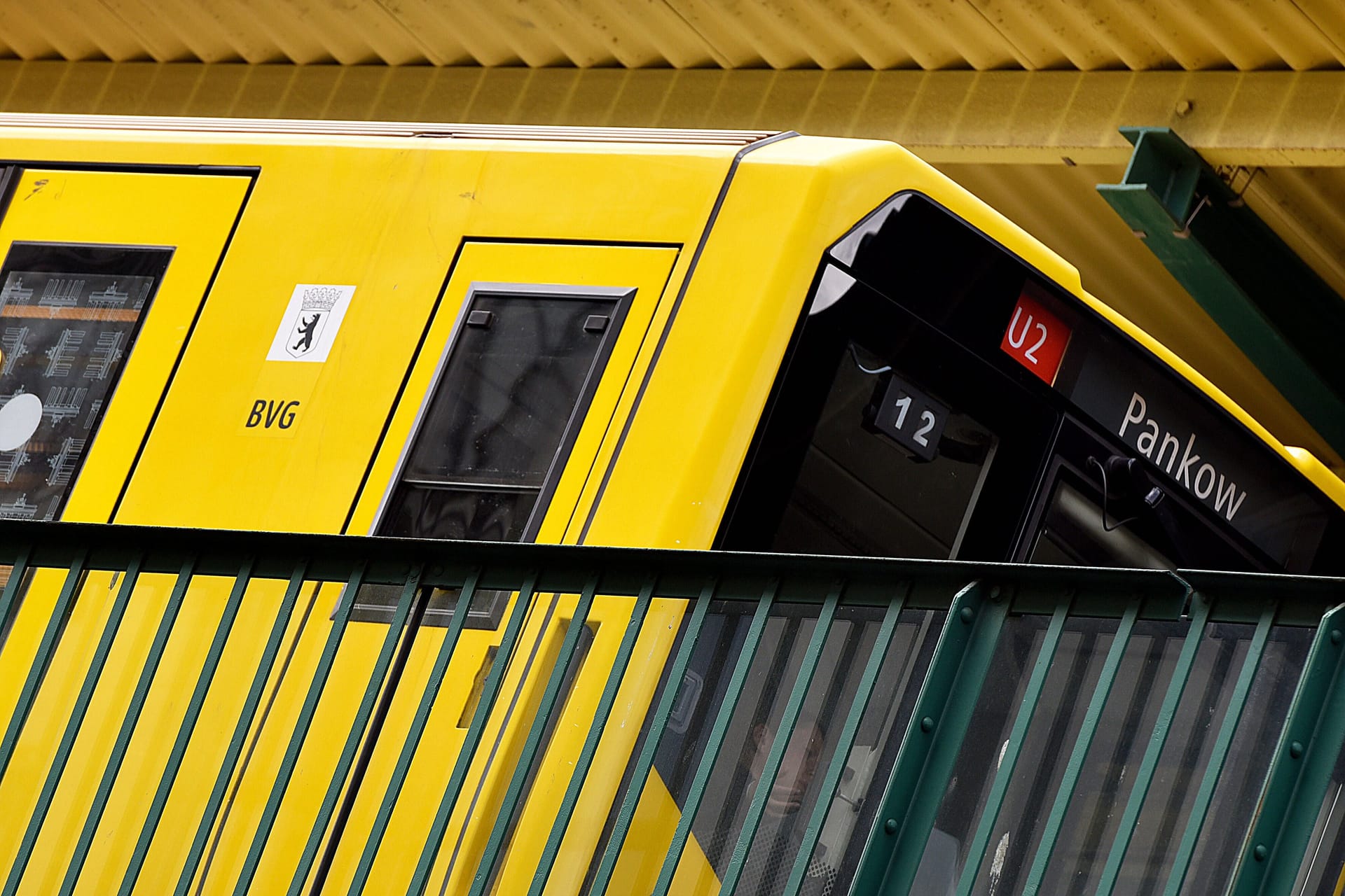 Berlin Berlin - U-Bahnhof Schoenhauser Allee 01.05.2020,Ein Zug der Linie U2 in Richtung Pankow faehrt auf der Hochbahntrasse in die U-Bahn-Station Schoenhauser Allee ein