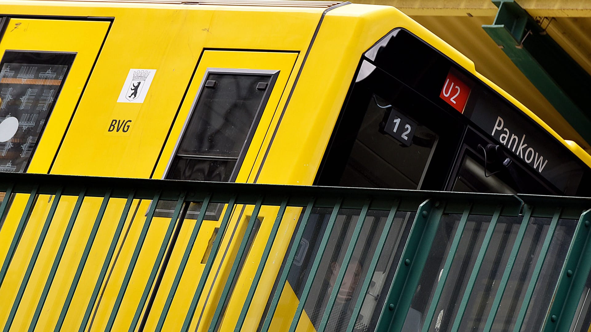 Berlin Berlin - U-Bahnhof Schoenhauser Allee 01.05.2020,Ein Zug der Linie U2 in Richtung Pankow faehrt auf der Hochbahntrasse in die U-Bahn-Station Schoenhauser Allee ein