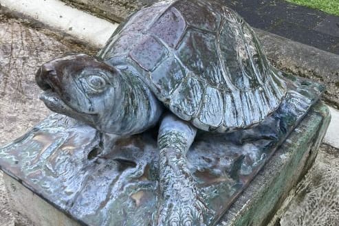 Eine der geklauten Figuren aus dem Mülheimer Stadtgarten: Die Skulpturen zeigen eine Schildkröte, einen Seehund, eine Echse und einen Otter.