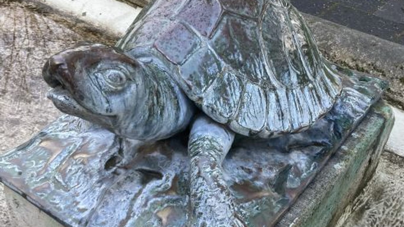 Eine der geklauten Figuren aus dem Mülheimer Stadtgarten: Die Skulpturen zeigen eine Schildkröte, einen Seehund, eine Echse und einen Otter.