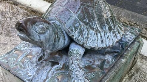 Eine der geklauten Figuren aus dem Mülheimer Stadtgarten: Die Skulpturen zeigen eine Schildkröte, einen Seehund, eine Echse und einen Otter.