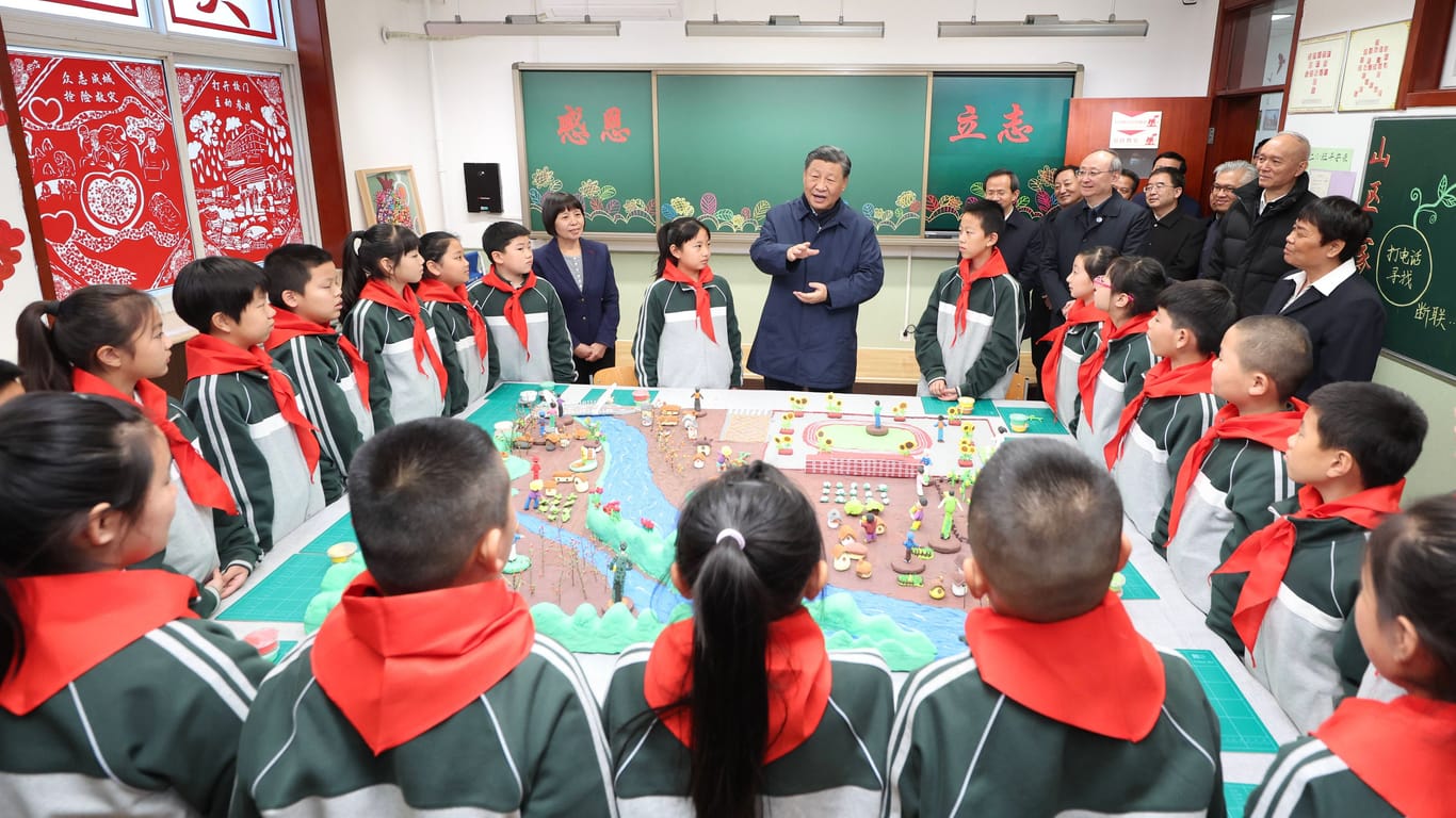 Xi Jinping besucht eine Schule: Schon früh sollen Kinder in China auf Kurs der Kommunistischen Partei gebracht werden.