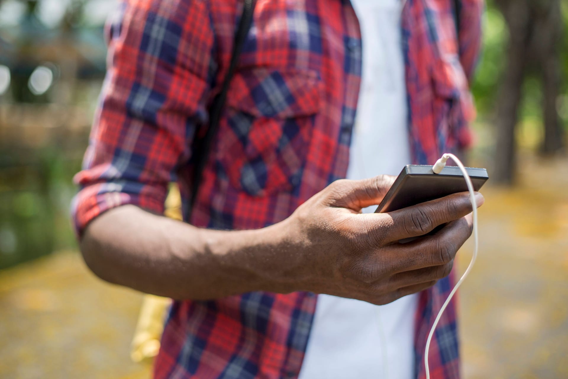 Mann blickt auf ein Smartphone (Symbolfoto): In Troisdorf sorgt das Netzvideo eines Teenagers für Aufsehen.