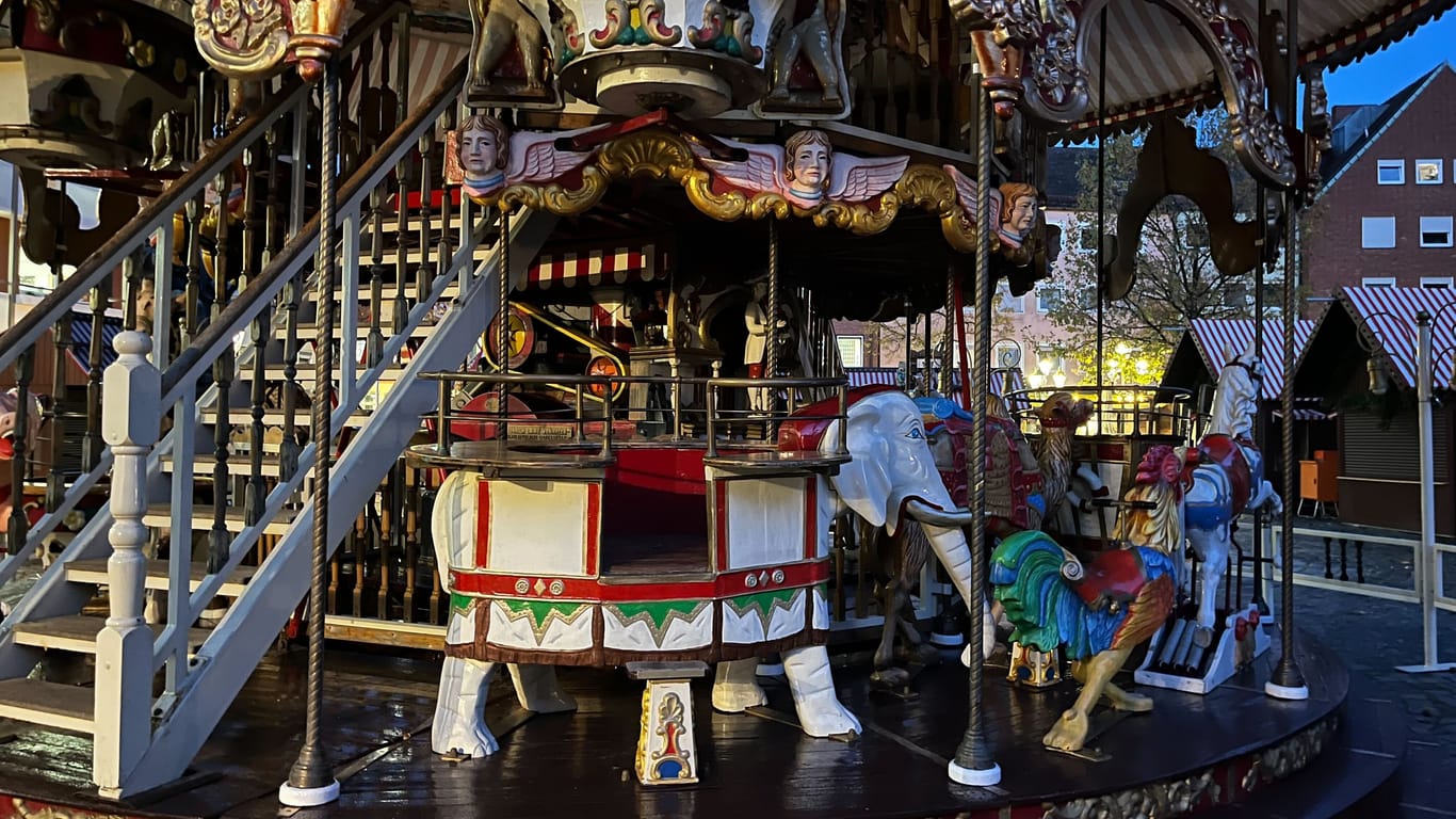 Auch das traditionelle Kinderkarussell am Hans-Sachs-Platz steht schon: die Nürnberger Kinderweihnacht öffnet bereits am 23. November