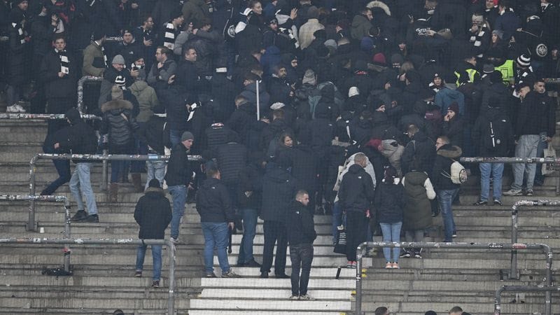 Protest gegen die Polizei: Eintracht-Ultras verließen den Block.