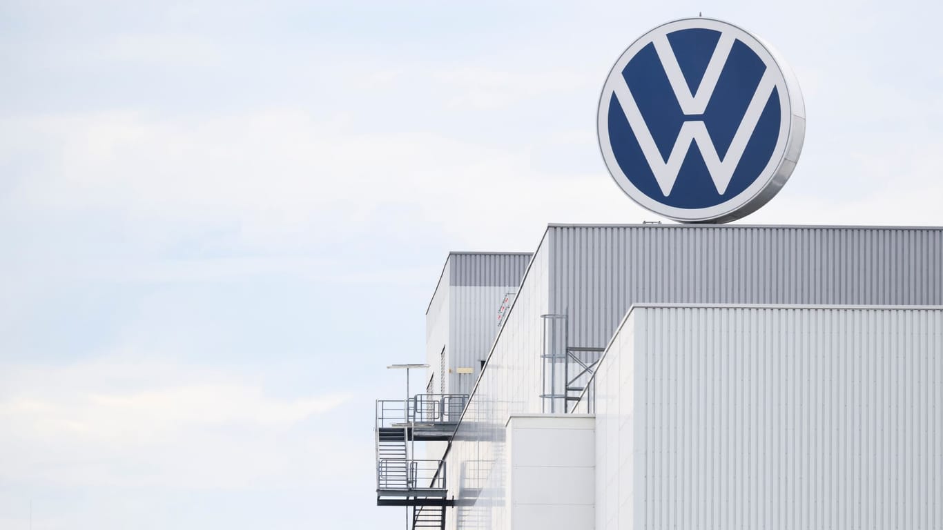 VW-Logo (Symbolbild): Der Volkswagen-Konzern will an sechs Standorten vorübergehend keine neuen Leute mehr einstellen.