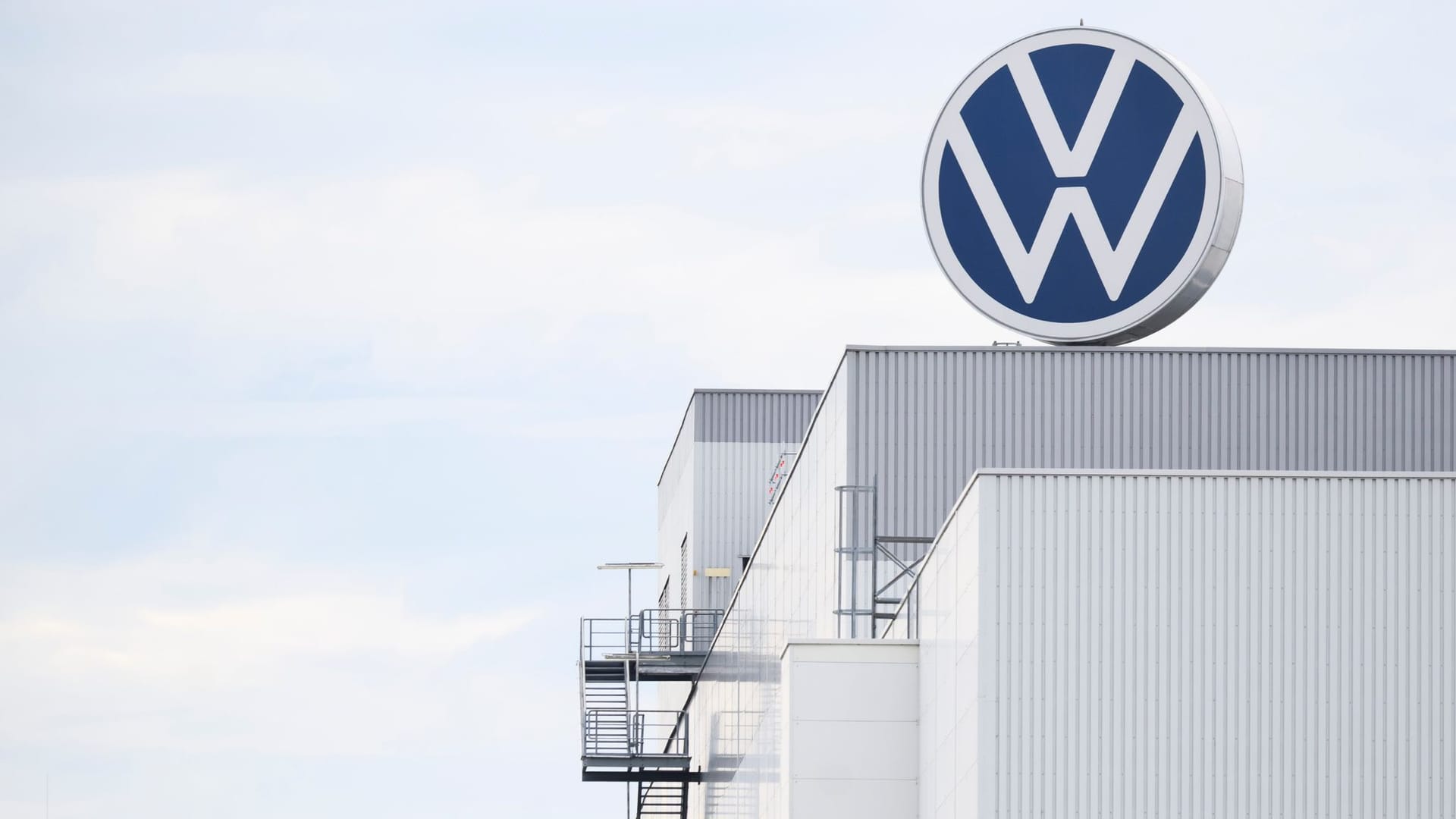 VW-Logo (Symbolbild): Der Volkswagen-Konzern will an sechs Standorten vorübergehend keine neuen Leute mehr einstellen. VW-Logo (Symbolbild): Der Volkswagen-Konzern will an sechs Standorten vorübergehend keine neuen Leute mehr einstellen.