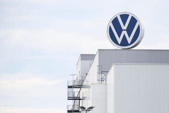 VW-Logo (Symbolbild): Der Volkswagen-Konzern will an sechs Standorten vorübergehend keine neuen Leute mehr einstellen.