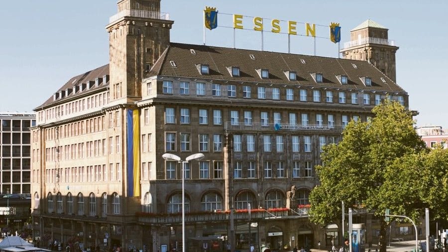 Wie auf diesem Bild der Stadt Essen zu sehen, soll auf dem Handelshof-Gebäude zukünftig nur noch der Städtename, inklusive Stadtwappen, zu sehen sein.