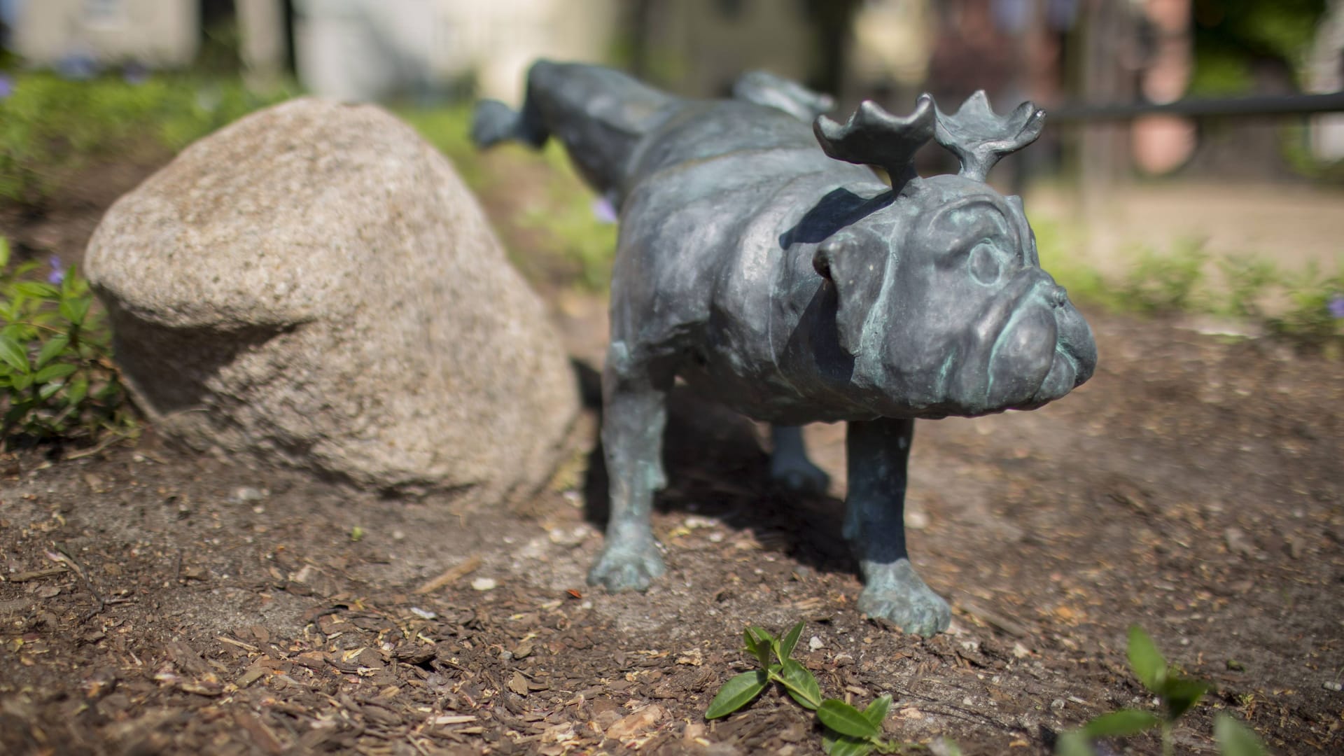 Waldmops: Die Kreaturen aus Loriots Fantasie erinnern überall in Brandenburg an der Havel an den Künstler.