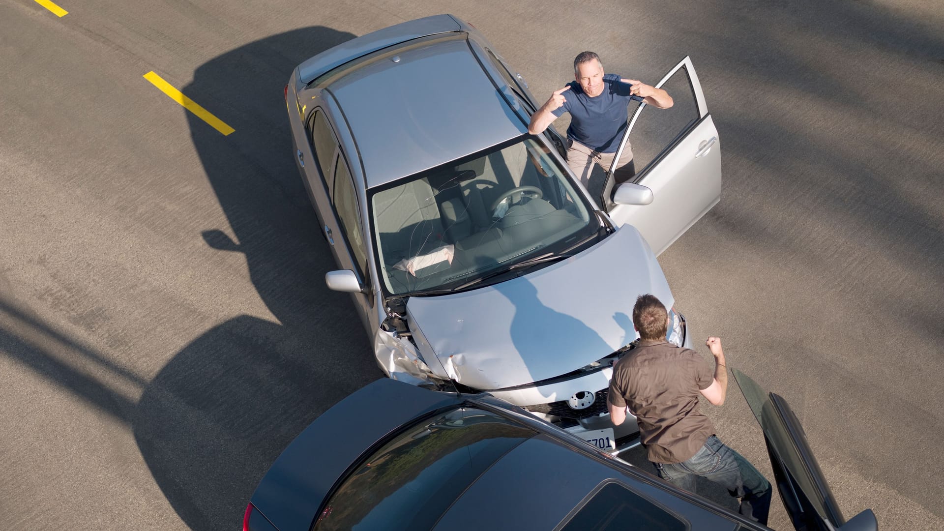 Ein Auto ist einem anderen hinten aufgefahren.