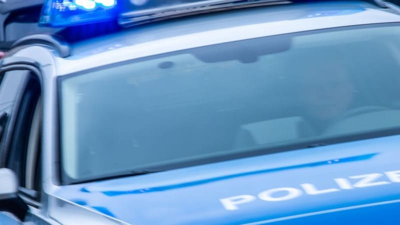 Ein Polizei-Streifenwagen ist mit Blaulicht im Einsatz