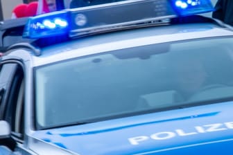 Ein Polizei-Streifenwagen ist mit Blaulicht im Einsatz